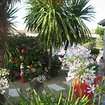 La Roseraie Bed and Breakfast *