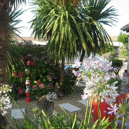 La Roseraie לינה וארוחת בוקר *