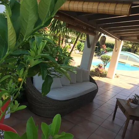 La Roseraie לינה וארוחת בוקר *