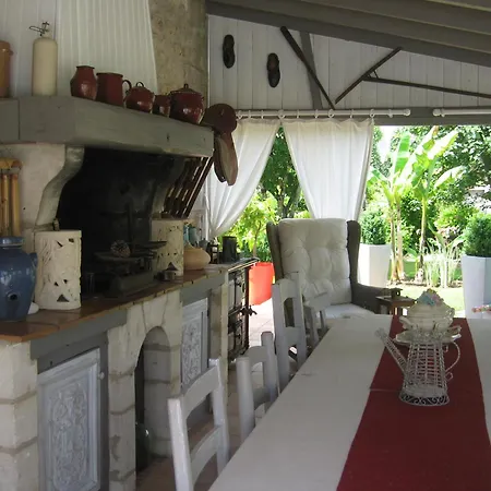 La Roseraie לינה וארוחת בוקר Trizay