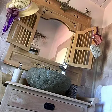La Roseraie Bed & Breakfast Trizay